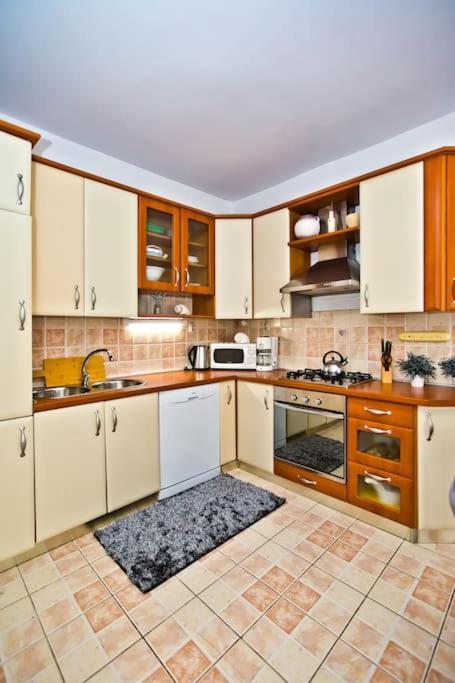 Apartman Tino With Two Sunny Terace ฮวาร์ ภายนอก รูปภาพ
