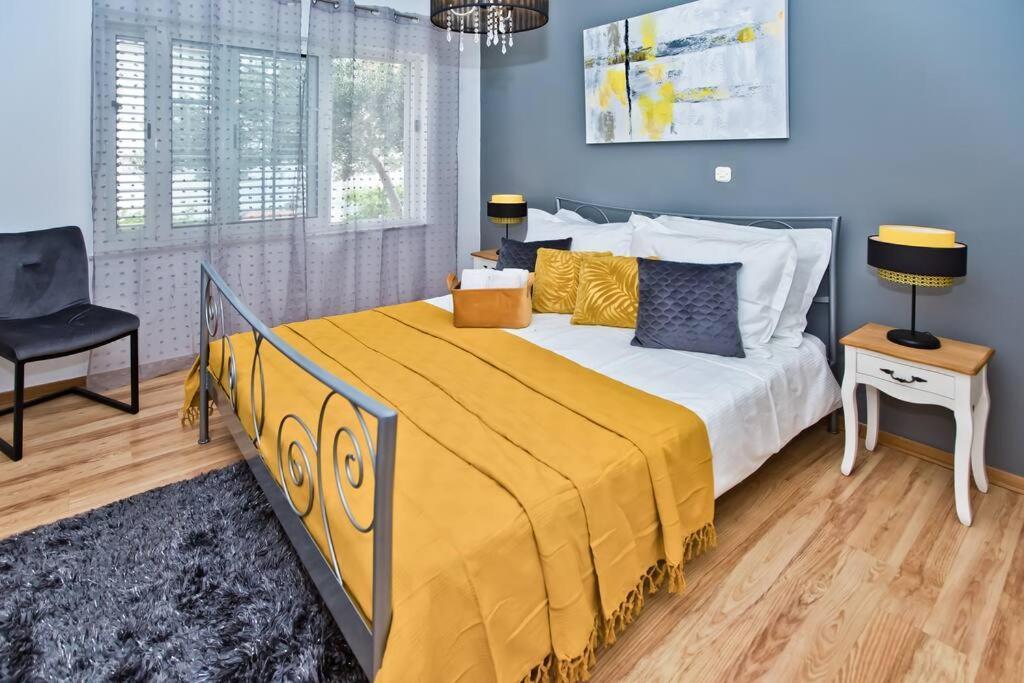 Apartman Tino With Two Sunny Terace ฮวาร์ ภายนอก รูปภาพ