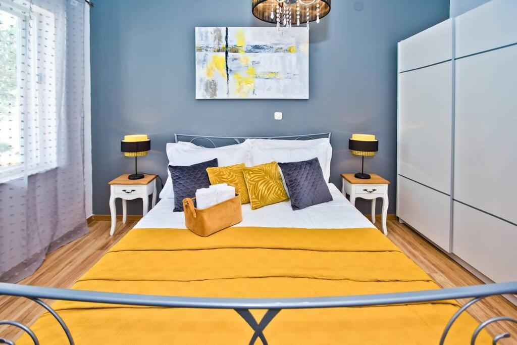 Apartman Tino With Two Sunny Terace ฮวาร์ ภายนอก รูปภาพ