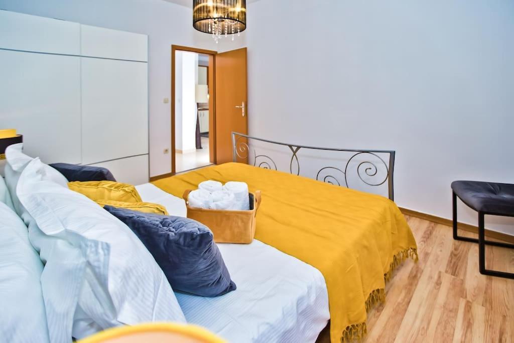Apartman Tino With Two Sunny Terace ฮวาร์ ภายนอก รูปภาพ