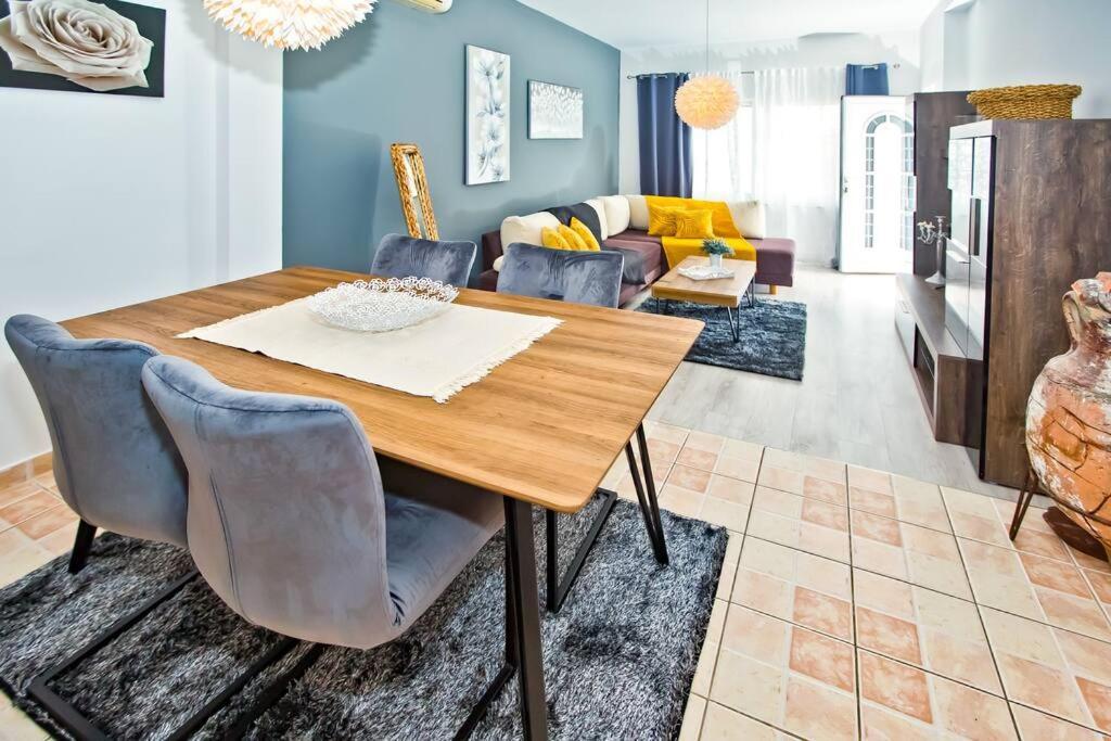 Apartman Tino With Two Sunny Terace ฮวาร์ ภายนอก รูปภาพ