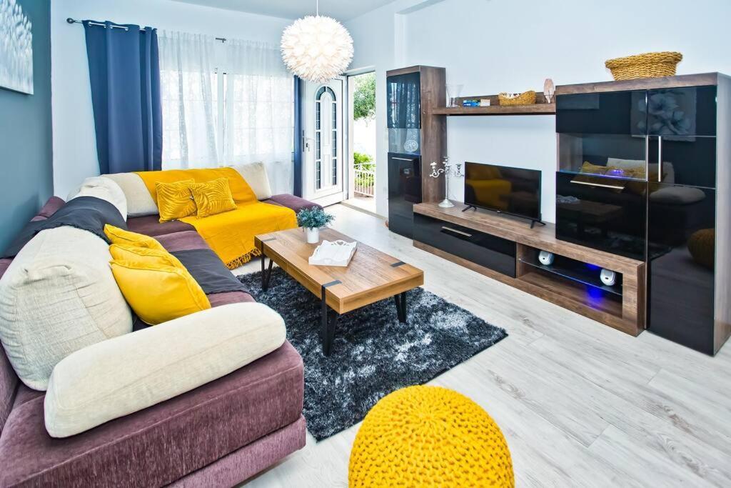 Apartman Tino With Two Sunny Terace ฮวาร์ ภายนอก รูปภาพ