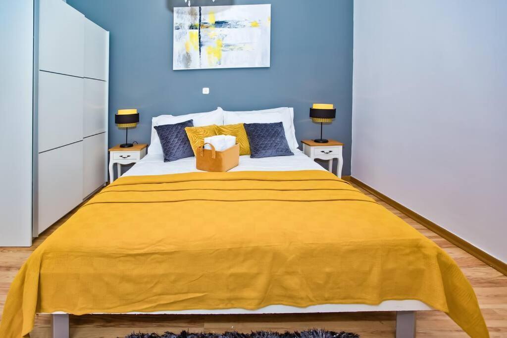 Apartman Tino With Two Sunny Terace ฮวาร์ ภายนอก รูปภาพ