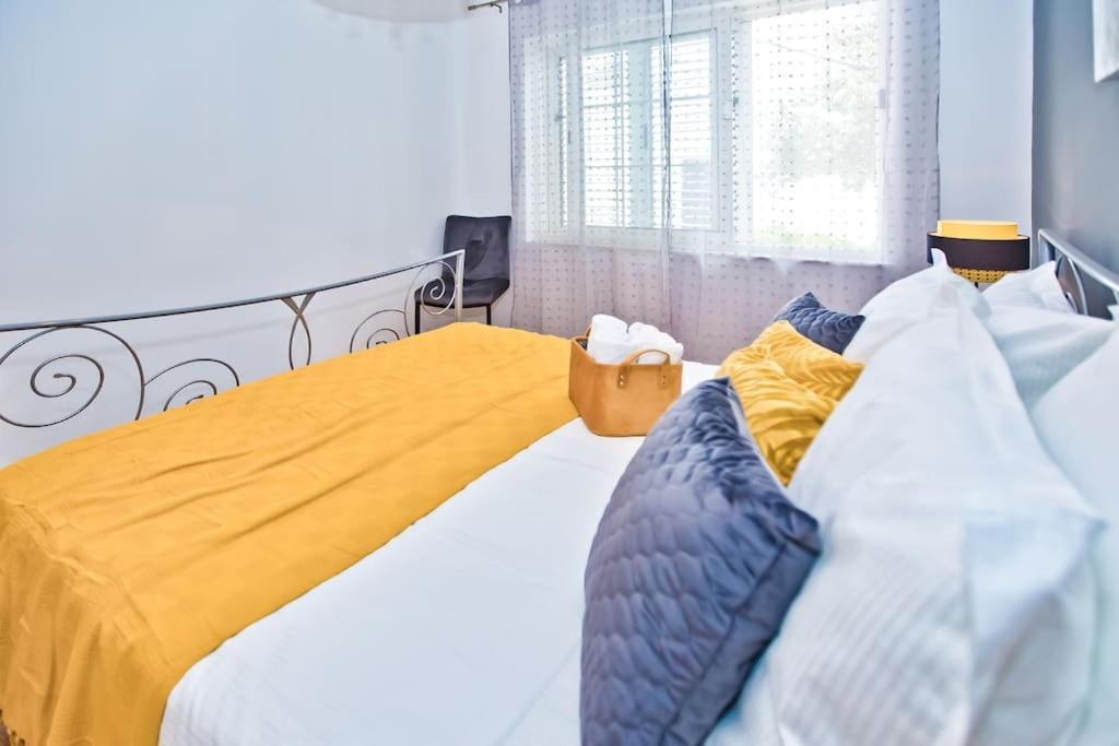 Apartman Tino With Two Sunny Terace ฮวาร์ ภายนอก รูปภาพ