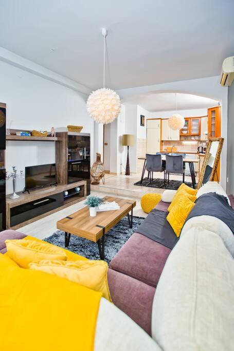Apartman Tino With Two Sunny Terace ฮวาร์ ภายนอก รูปภาพ